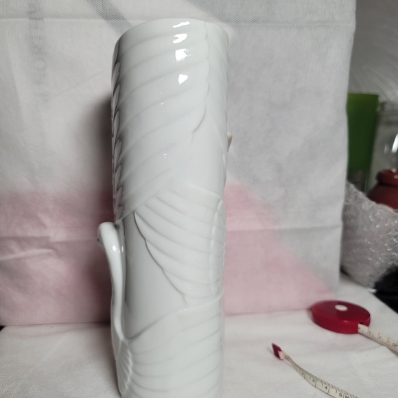 VTG. Global Art White Swan/Crane Vase.  (791) - Picture 2 of 12
